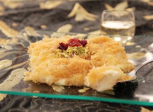 Una foto de Knafeh de queso. Postre sirio con queso