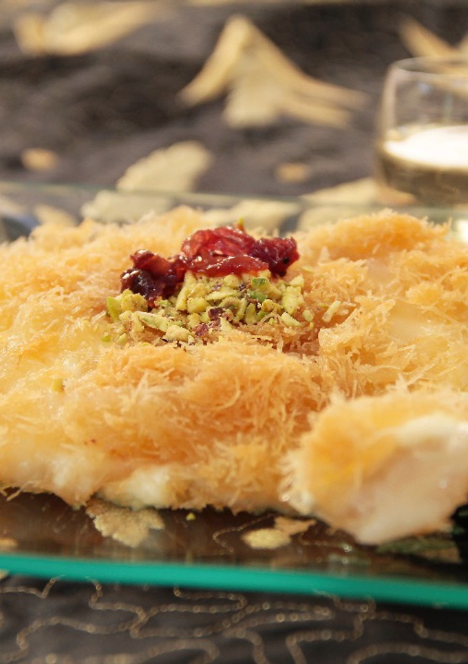 Una foto de Knafeh de queso. Postre sirio con queso
