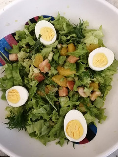 Una foto de Ensalada de verdes y pollo