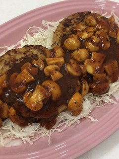黑胡椒蘑菇醬漢堡排 的食譜成品照片