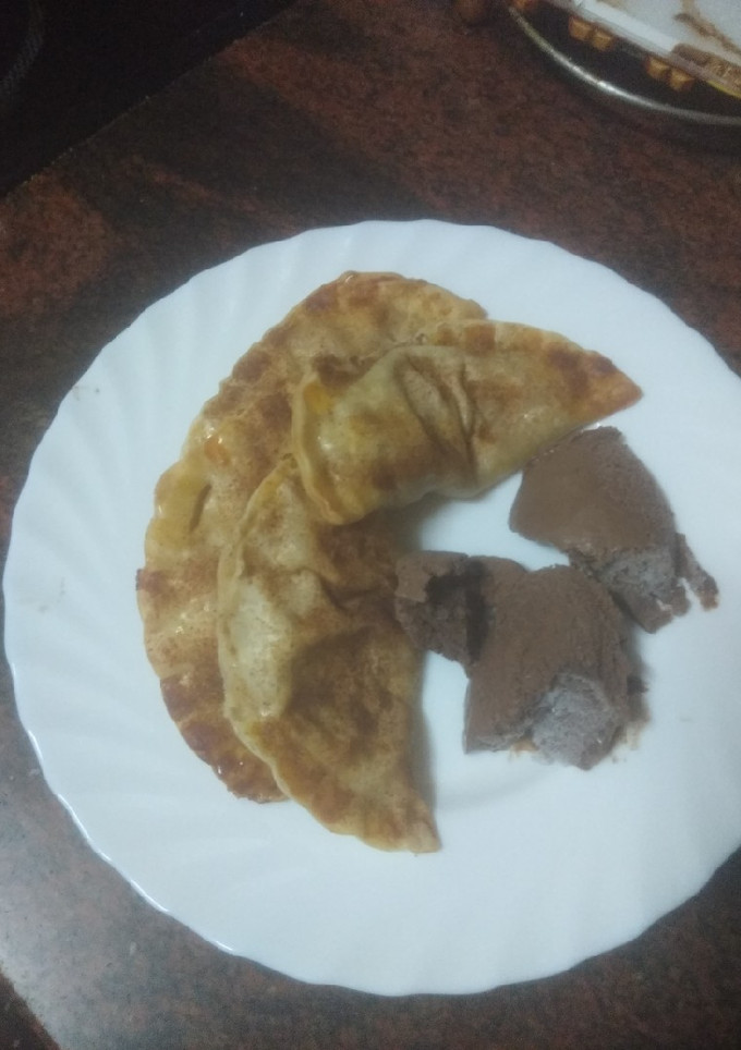 Una foto de Empanadillas de compota de manzana especiada con helado