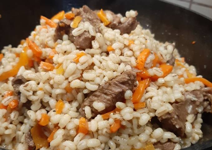 Перловка на ужин. Перловая каша с мясом. Перловая каша с мясом. Перловка с мясом. Перловка со свининой.