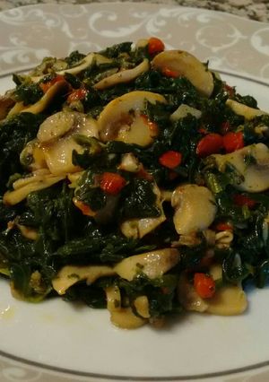 Foto principal de Espinacas con champiñón y pimiento rojo