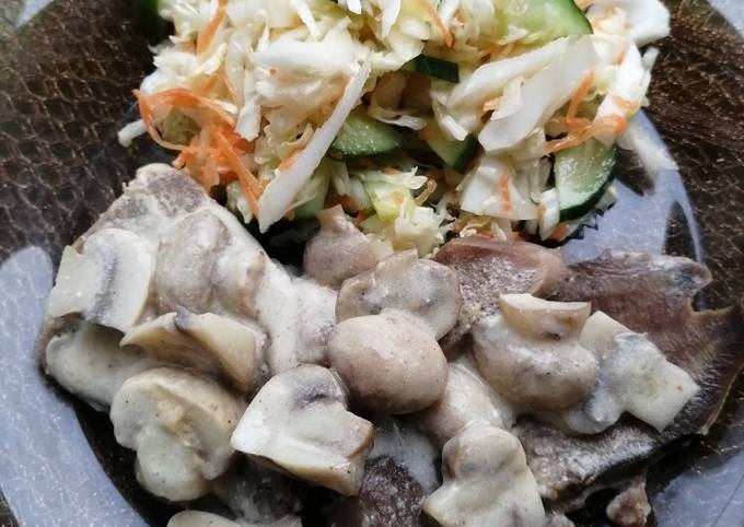 Салат с языком и жареными грибами