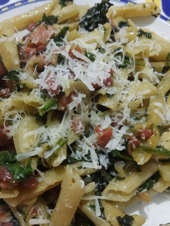 Una foto de Pasta integral con espinacas y jamón serrano