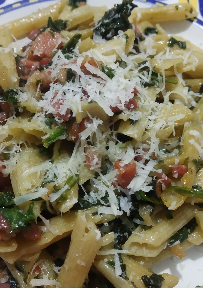 Una foto de Pasta integral con espinacas y jamón serrano