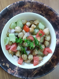 ચિકપીસ સલાડ (Chickpea Salad Recipe In Gujarati) રેસીપી મુખ્ય ફોટો