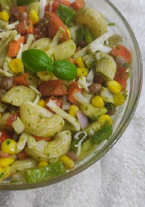 A picture of Pasta pesto salad.