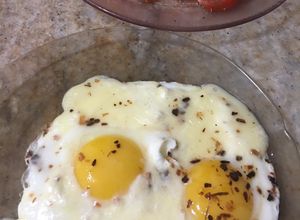 Una foto de Huevo en sartén con rocio vegetal y queso. Cocina rápida