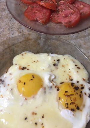 Una foto de Huevo en sartén con rocio vegetal y queso. Cocina rápida
