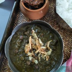 A picture of Alucha Phatphata (Colocassia Leaves Sweet And Sour Gravy Veg).