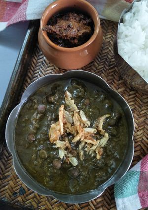 A picture of Alucha Phatphata (Colocassia Leaves Sweet And Sour Gravy Veg).