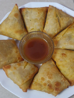 આલૂ ચીઝ સમોસા (Aloo Cheese Samosa Recipe In Gujarati) રેસીપી મુખ્ય ફોટો