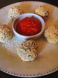 Polpette di ceci e alghe wakame con salsa di pomodorini alla curcuma