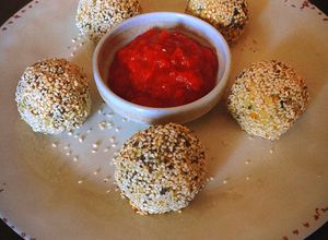 Foto di Polpette di ceci e alghe wakame con salsa di pomodorini alla curcuma