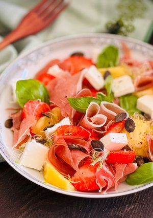 Hình của món Salad Thơm, Dâu Tây, Phô Mai Feta & Jambon Iberico.
