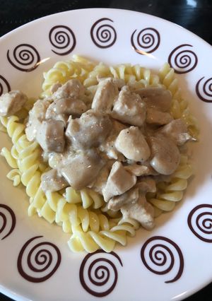 Csirkés-gombás tejfölös hús, fusilli tésztával recept fotója