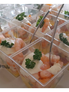 Una foto de Ensalada de fruta, salmón y gambas -con salsa de yogur-