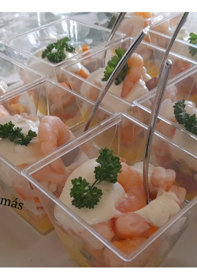 Una foto de Ensalada de fruta, salmón y gambas -con salsa de yogur-