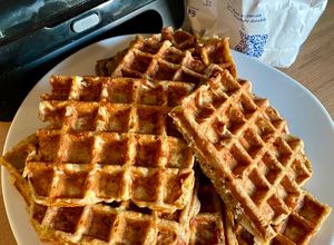 Une photo de Gaufres salées de courgettes à la farine complète Omie, au chèvre et aux lardons fumés