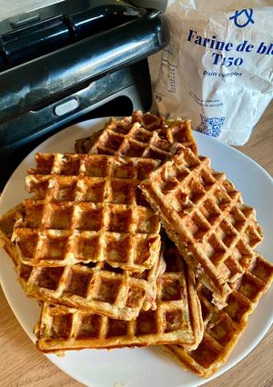 Une photo de Gaufres salées de courgettes à la farine complète Omie, au chèvre et aux lardons fumés