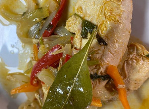 Una foto de Pollo al laurel y morrón