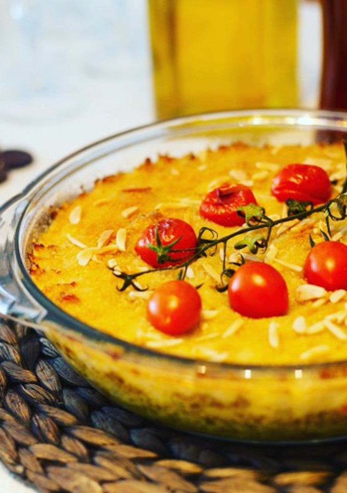 Una foto de Moussaka con carne de ternera y coliflor