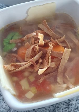 Una foto de Sopa a mi estilo (pollo con verduras)