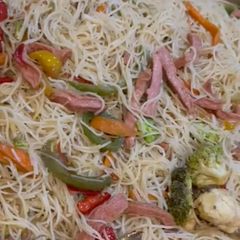 A picture of Stir fried pasta.