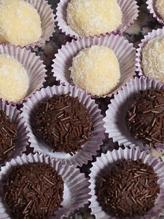 Una foto de Trufas de chocolate y coco