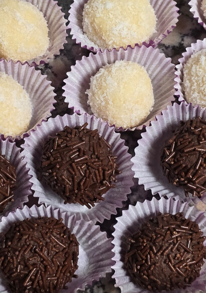 Una foto de Trufas de chocolate y coco