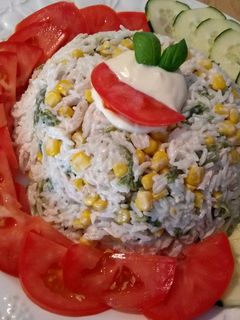 Una foto de Plato frío de arroz jazmín, maíz y pollo