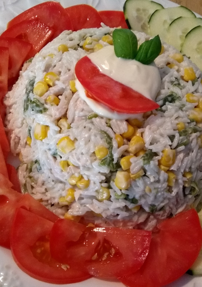 Una foto de Plato frío de arroz jazmín, maíz y pollo