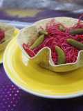 Cestita de gusanos rojos con queso y pepinillos