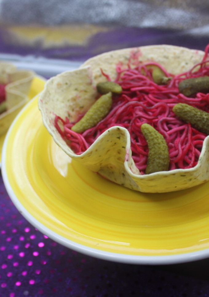 Una foto de Cestita de gusanos rojos con queso y pepinillos