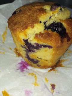 Una foto de Muffins de yogurt y arándanos🧁🍇