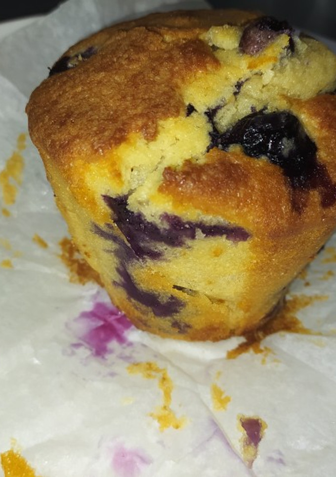 Una foto de Muffins de yogurt y arándanos🧁🍇