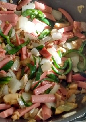 Una foto de Salchichas guisadas con poblanos y champiñones 💕