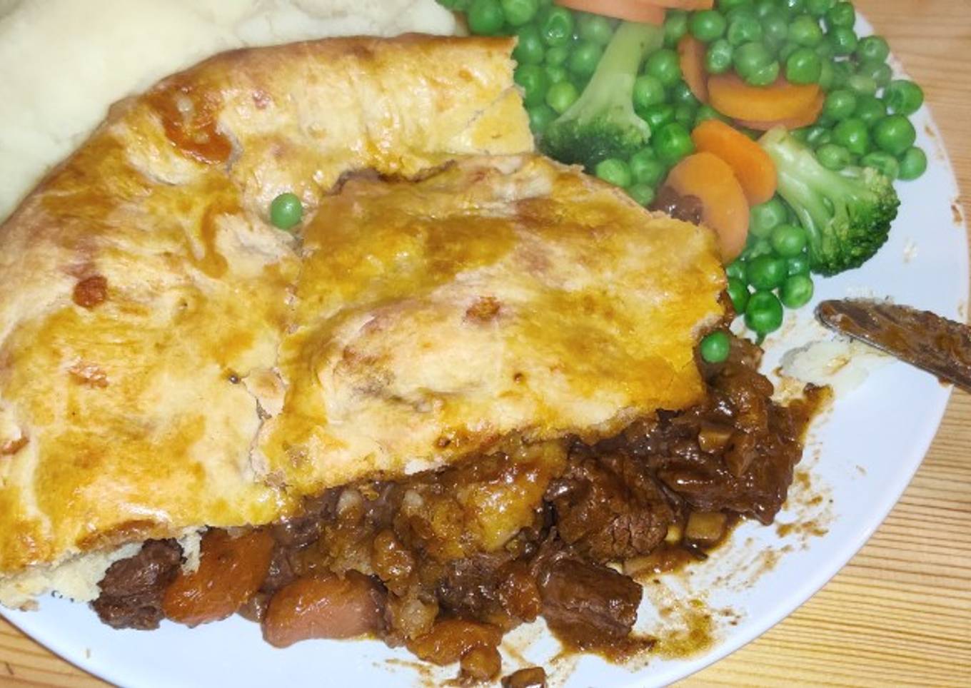 Steak mushroom and ale pie