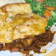 A picture of Steak mushroom and ale pie.