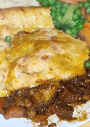 A picture of Steak mushroom and ale pie.