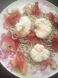 Revuelto de gulas con langostinos y jamón
