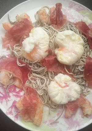 Una foto de Revuelto de gulas con langostinos y jamón
