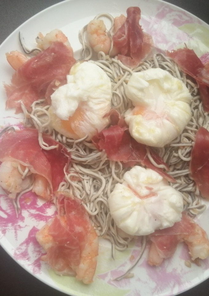 Una foto de Revuelto de gulas con langostinos y jamón