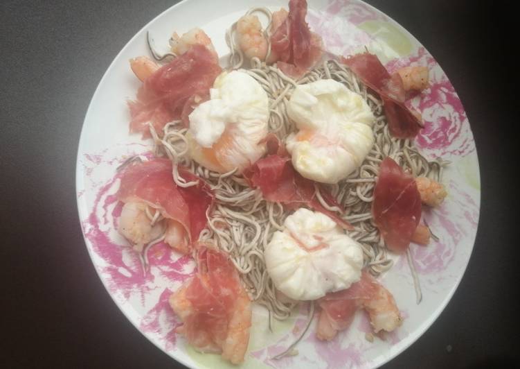Revuelto de gulas con langostinos y jamón