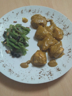 Una foto de Pollo tikka massala con guarnición de judías verdes
