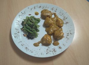 Una foto de Pollo tikka massala con guarnición de judías verdes