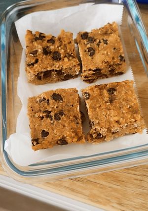 Foto principal de Barritas de avena con plátano, crema de cacahuete y chips de chocolate