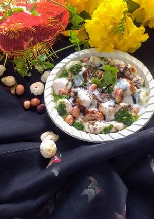 खट्टी मीठी मखाना चाट रेसिपी मुख्य फोटो