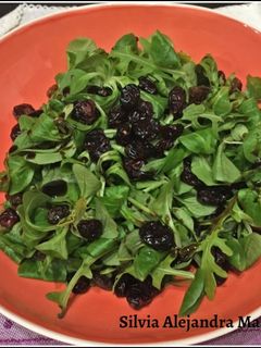 Una foto de Ensalada de canónigos y rúcula con arándanos